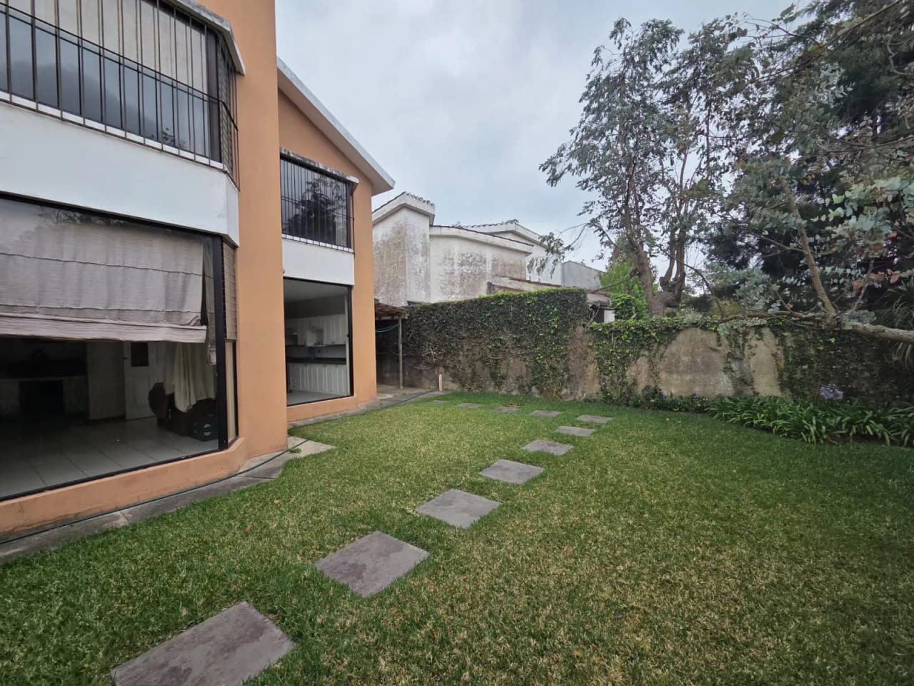 Bonita casa con amplio jardin en Los Manantiales Km 19 CAES — foto 1 de 15